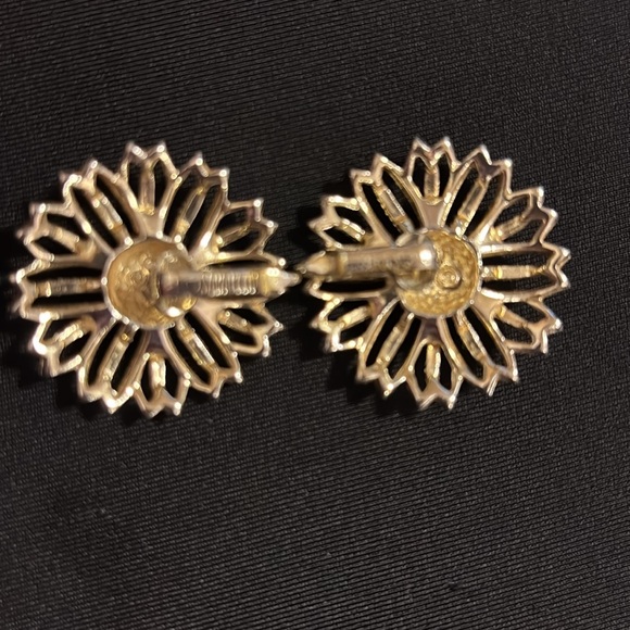 Sarah Coventry Gold Tone Floral Earrings - Picture 2 of 3